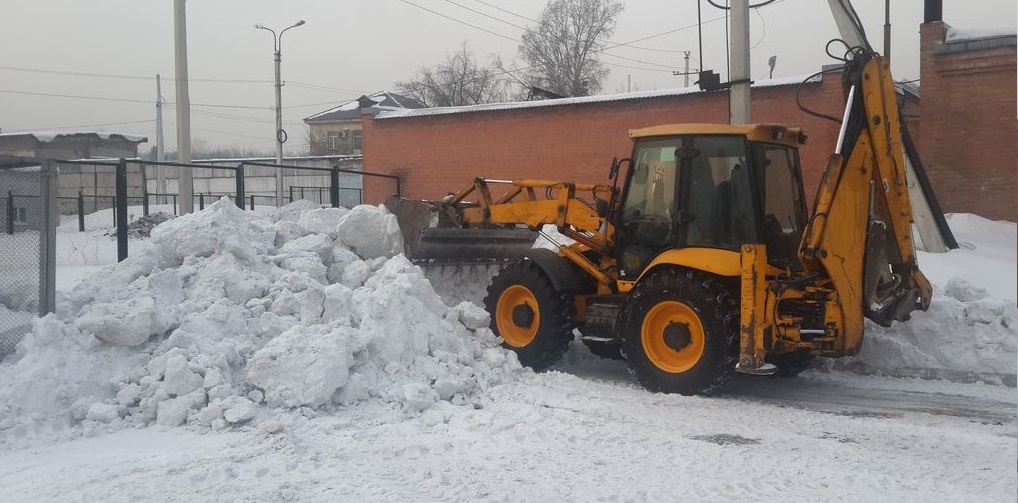 Экскаватор погрузчик для уборки снега и погрузки в самосвалы для вывоза в Петровске
