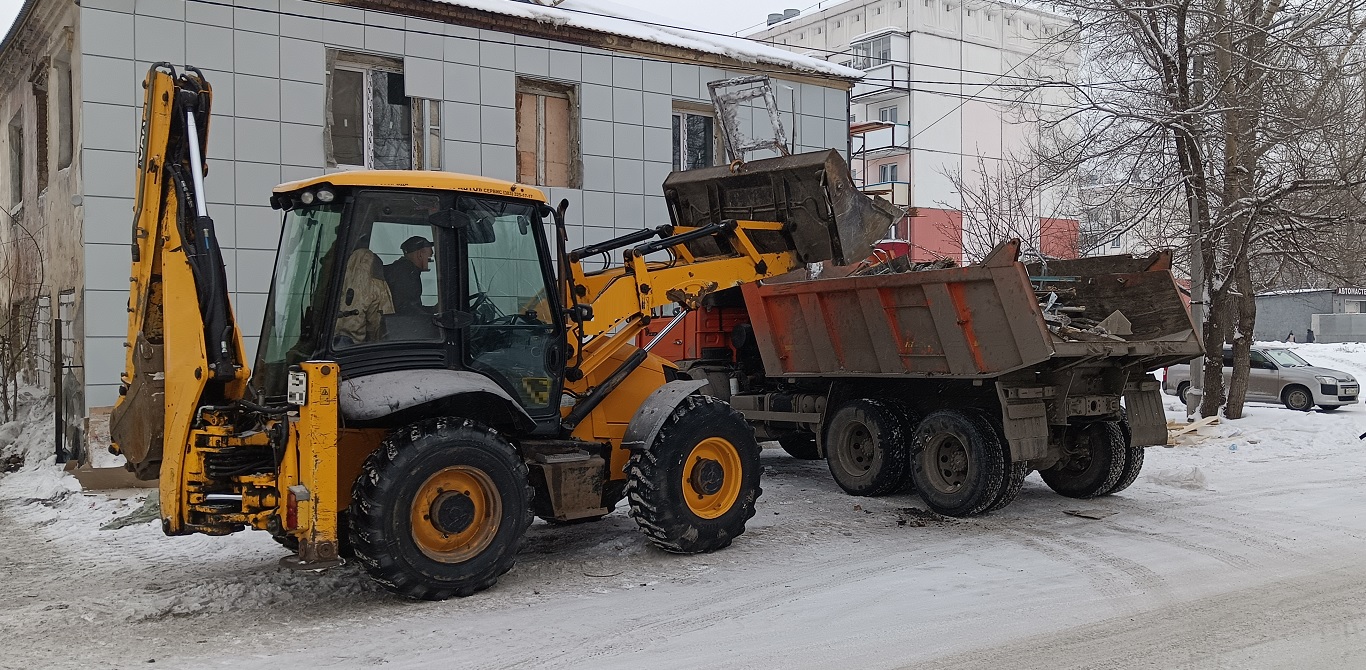 Уборка и вывоз строительного мусора, ТБО с помощью экскаватора и самосвала в Вольске